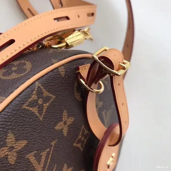 PETITE Louis CHAPEAU BOITE Vuitton 0511